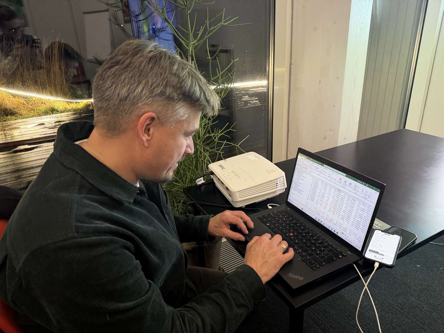 Morten Riis i Enhedslistens lokale, hvor han var meget optaget af at prøve at regne resultatet ud på forhånd.