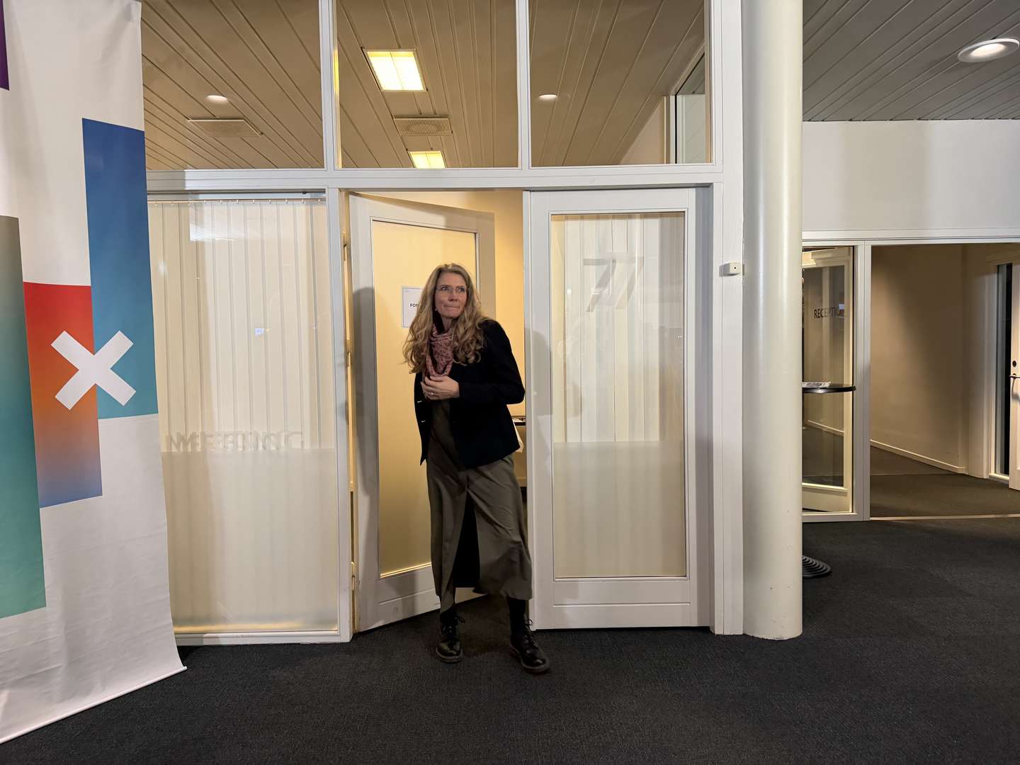 Socialdemokratiets Anne Thomas på vej ud af forhandlingslokalet, hvor hun brugte det meste af aftenen.
