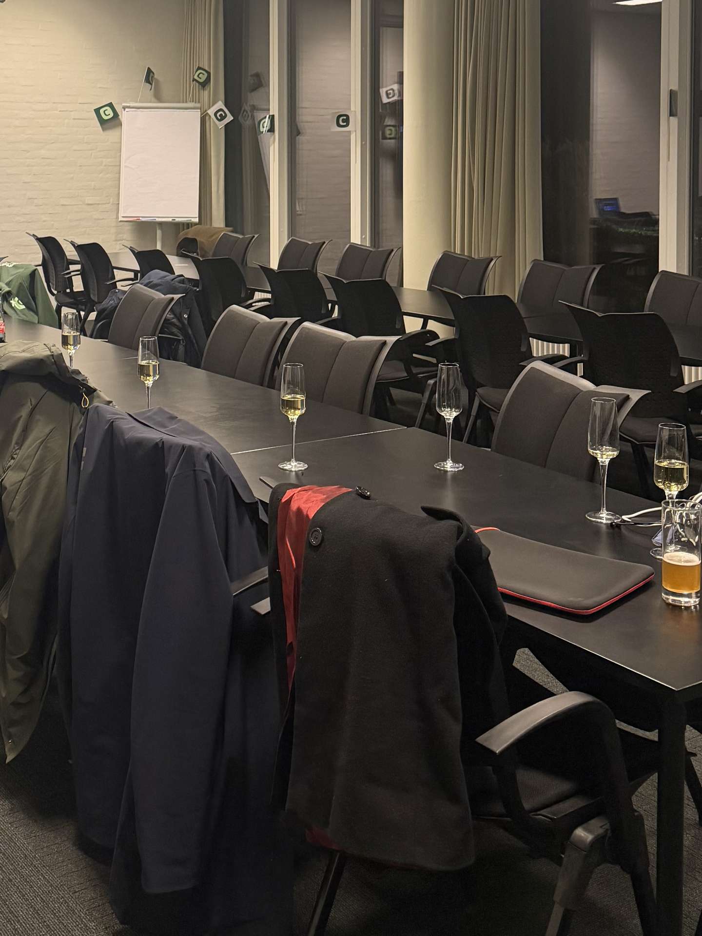 Champagneglas stod efterladt hos De Konservative, mens partiet var til middag på hotellet. Senere på aftenen forhandlede de blå partier herinde.