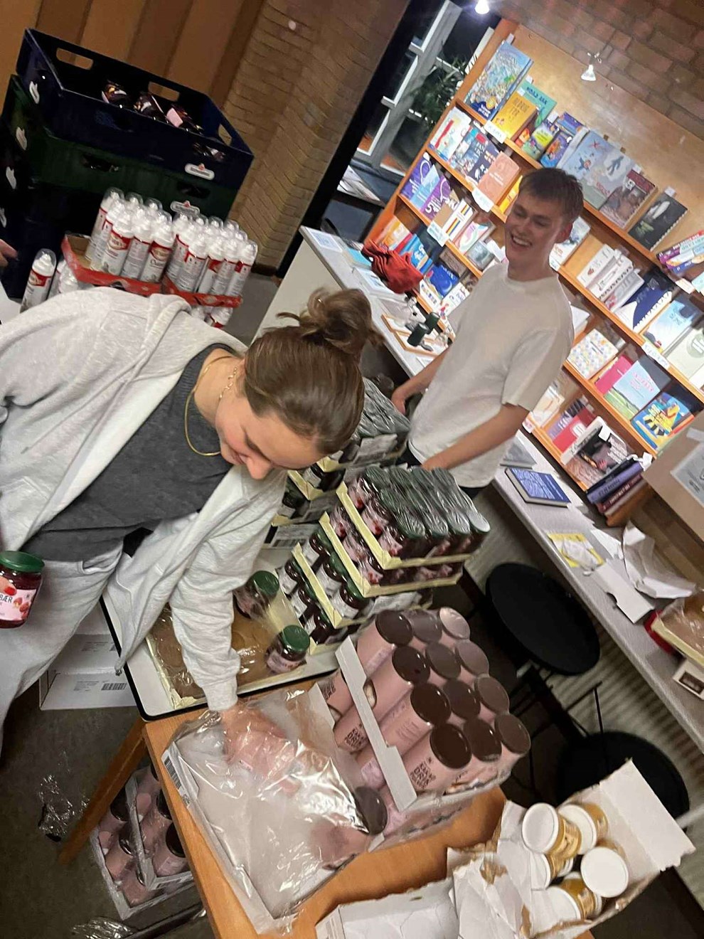 Pakker p vej til 121 familier