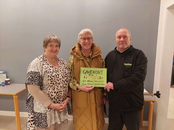 Klub Leonora st�tter �ens Venner med donation til juleaften