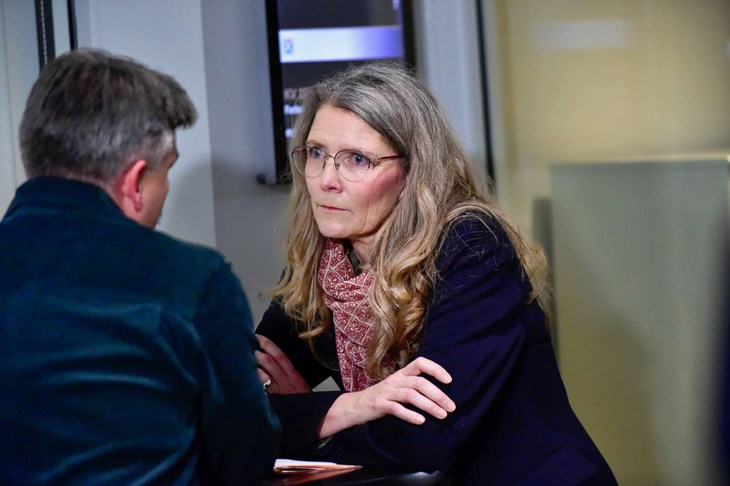 Morten Riis og Anne Thomas er trukket afsides p&aring; valgaftenen for at dr&oslash;fte noget. Foto: Jesper Gynther