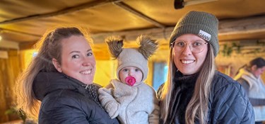 Søstre på barsel har succes med julemarked og kagesalg i lade