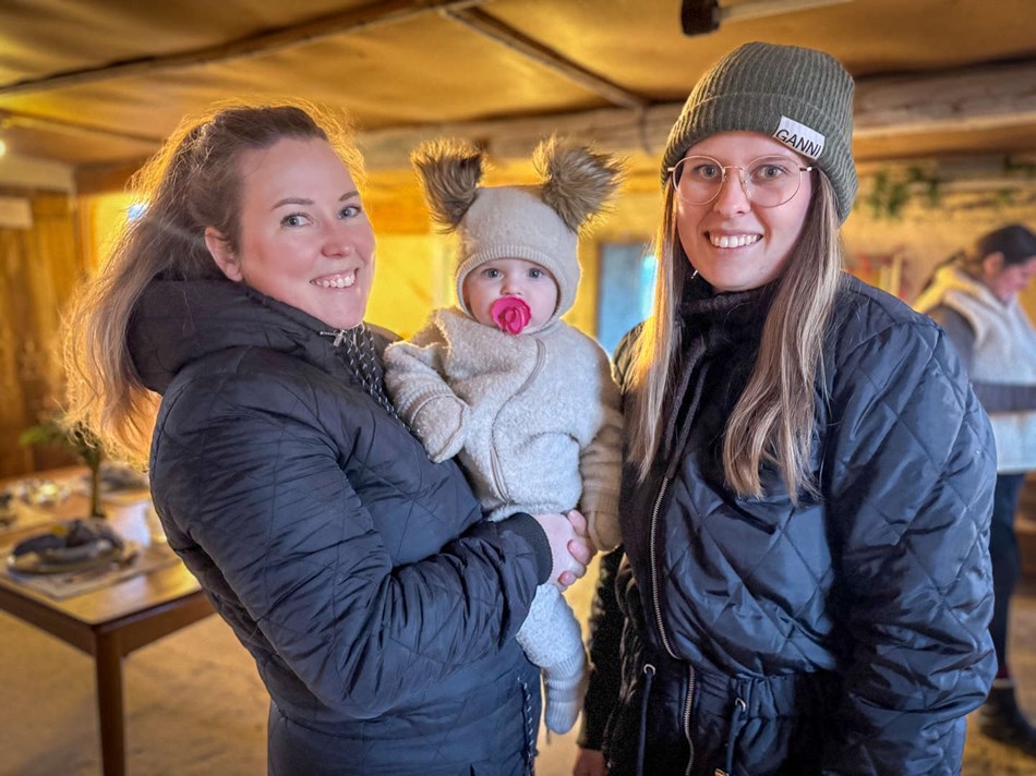 S�stre p� barsel har succes med julemarked og kagesalg i lade