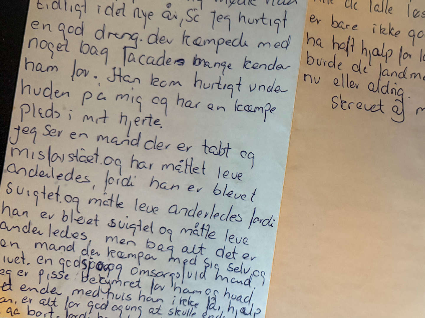 "Jeg ser en mand, der er tabt og misforstået og har måttet leve anderledes, fordi han er blevet svigtet." Brevet er fra en veninde, der besøger Margit Hansens søn i arresten, og hun kniber en tåre, da hun læser det højt, for hun deler venindens bekymringer. Foto: Sarah Thun Kristensen