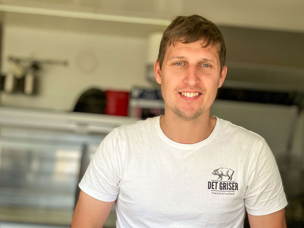 Hans mor fejede det hen. Men der gemte sig en stor hæder til Daniel Hans mor fejede det hen. Men der gemte sig en stor hæder til Daniel