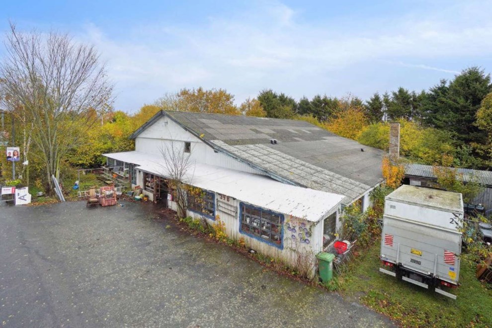 Halvdelen af Olsker Antik er solgt