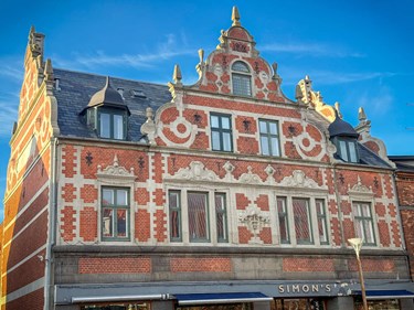 Kom med indenfor i Simon Madsens bolig: 'Det er en tidslomme'