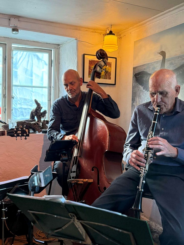 S&oslash;ndagsjazz p&aring; Provianten. Dannie Rise p&aring; bas og Olav Harsl&oslash;f p&aring; klarinet. Arkivfoto: Anette Vestergaard