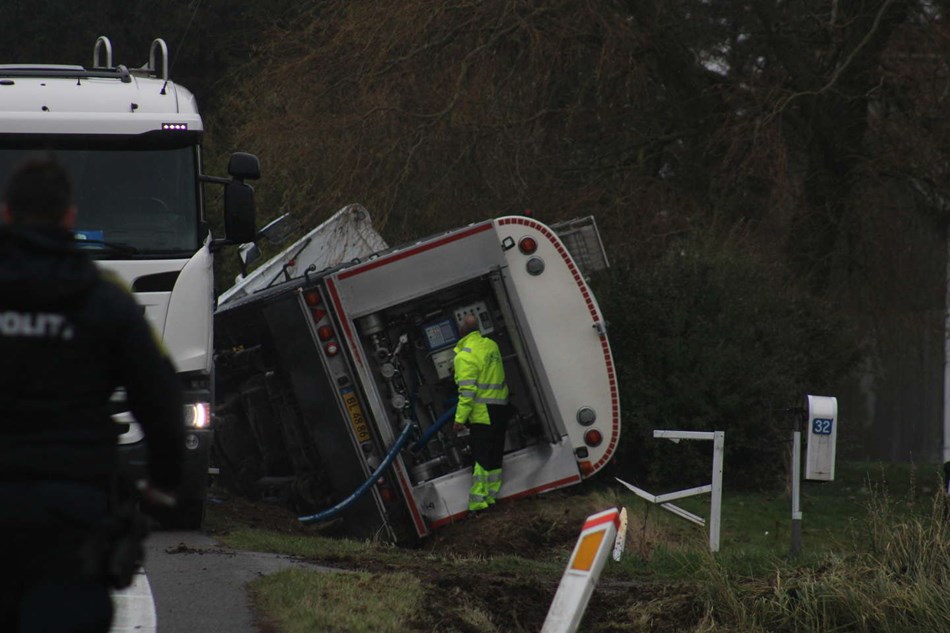 Lastbil v�ltet: �ben i begge retninger