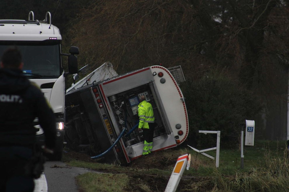 Lastbil vltet  vej sprret i begge retninger