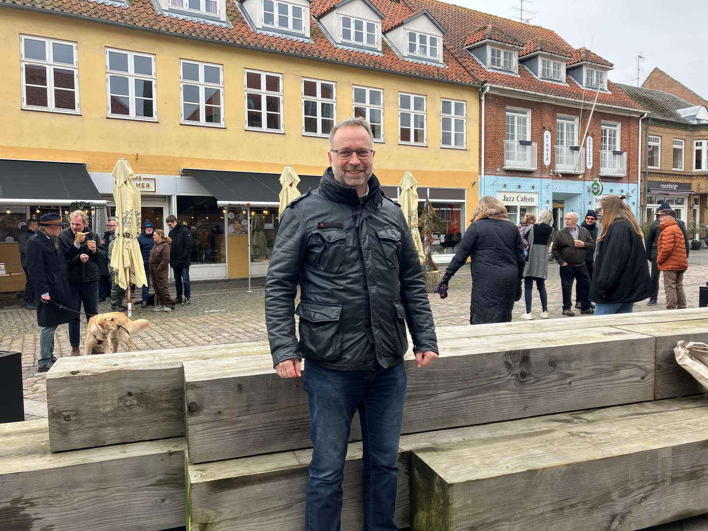 Tæt på havnen. Her er skibe. Trøst elsker at sejle. Og det skal han snart.