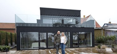 Heicks sorte sommerhus solgt: Så meget måtte køber af med