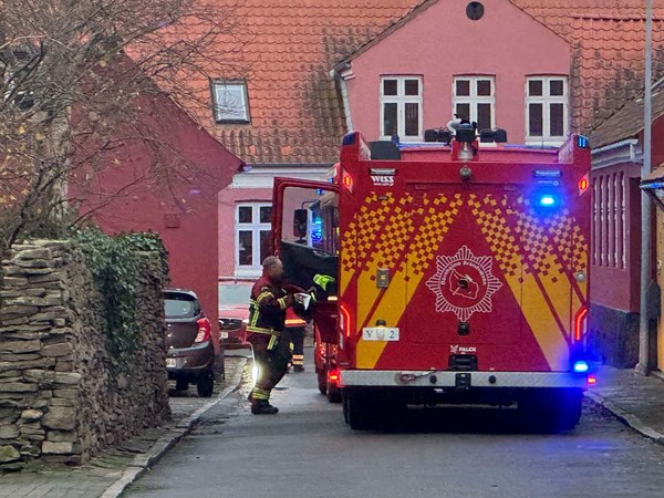 Ventilatorhj�lp efter ulmende papirkurv