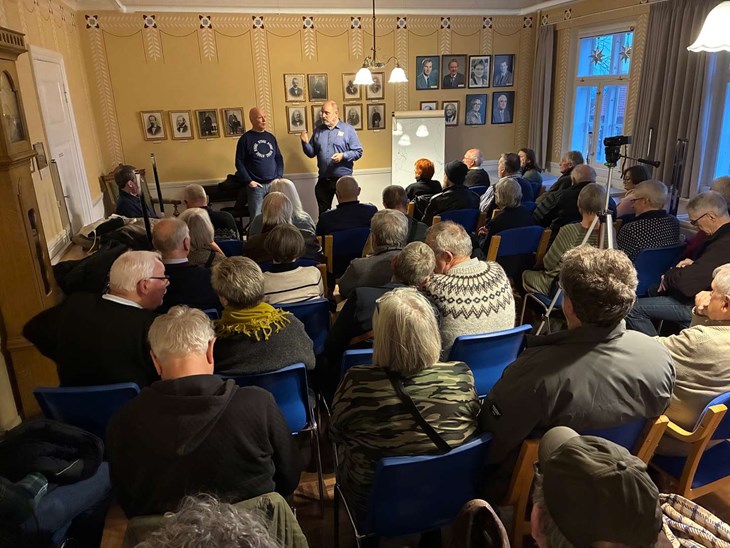 Interessen for at høre Fredrik Sörenssons foredrag om forskelle og ligheder i skånsk, dansk og bornholmsk sprog og sædvaner var stor. Foto: Jesper Larsen