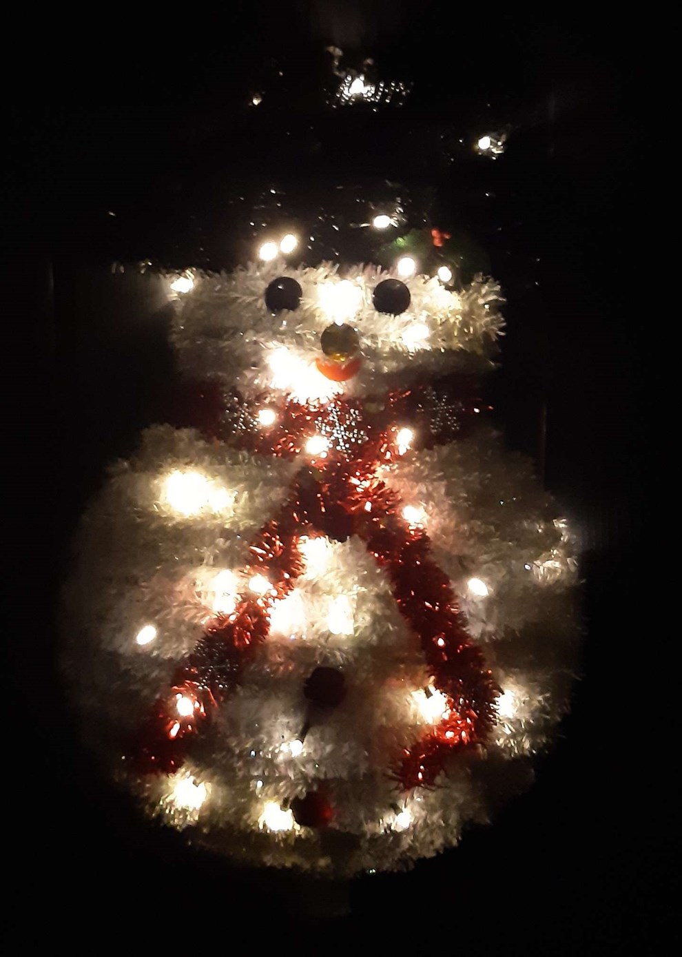 Dagens billede: Smuk snemand, der trods regn og blæst viser, det er hjerternes fest Dagens billede: Smuk snemand, der trods regn og blæst viser, det er hjerternes fest