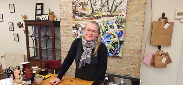 Tjener penge med sin mand for kunne arbejde gratis i en butik