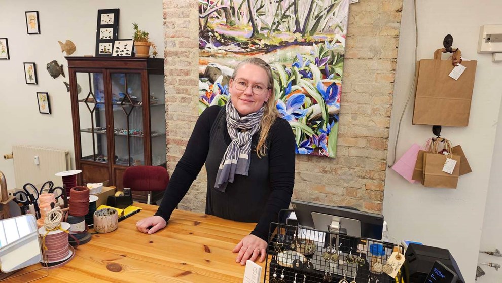 Tjener penge med sin mand for kunne arbejde gratis i en butik