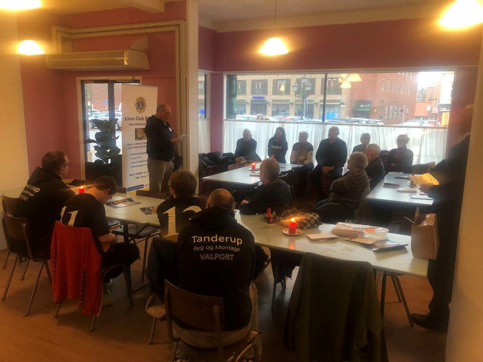 F�dselaren delte gaver ud