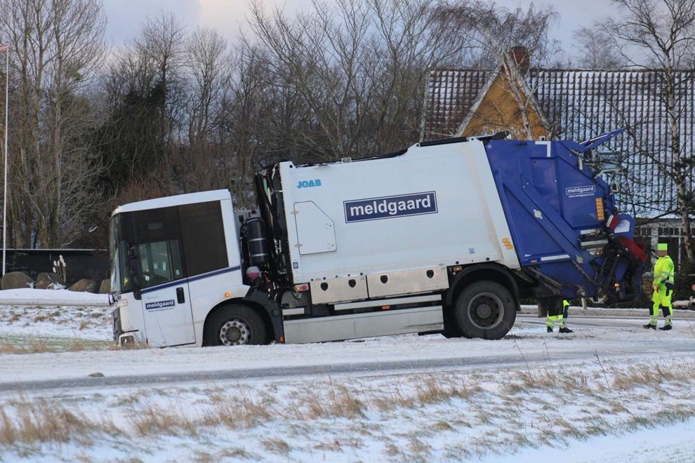 Skraldebil k�rt i gr�ften 