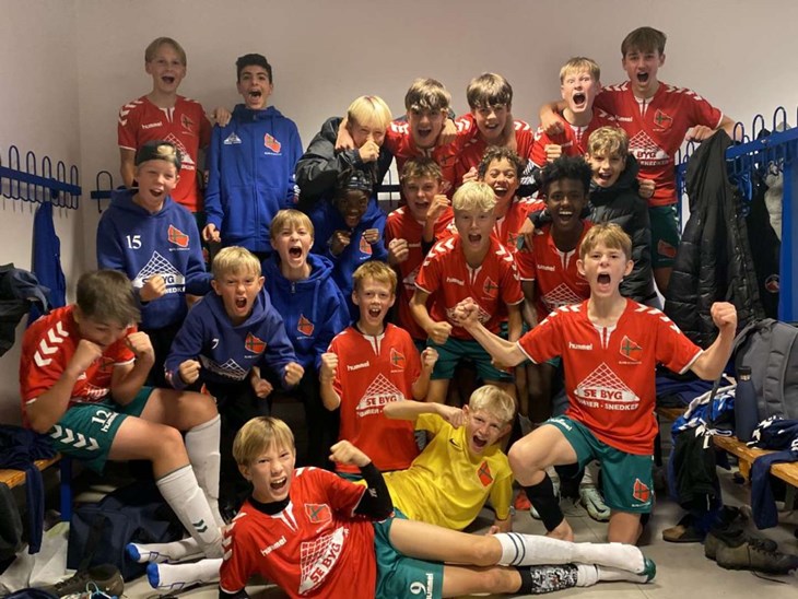 Det er is&aelig;r U14-drengene, der vinder store sejre i K&oslash;benhavns-turneringen. Her fejrer de bornholmske drenge mesterskabet i 2022. Foto: Elite Bornholm 