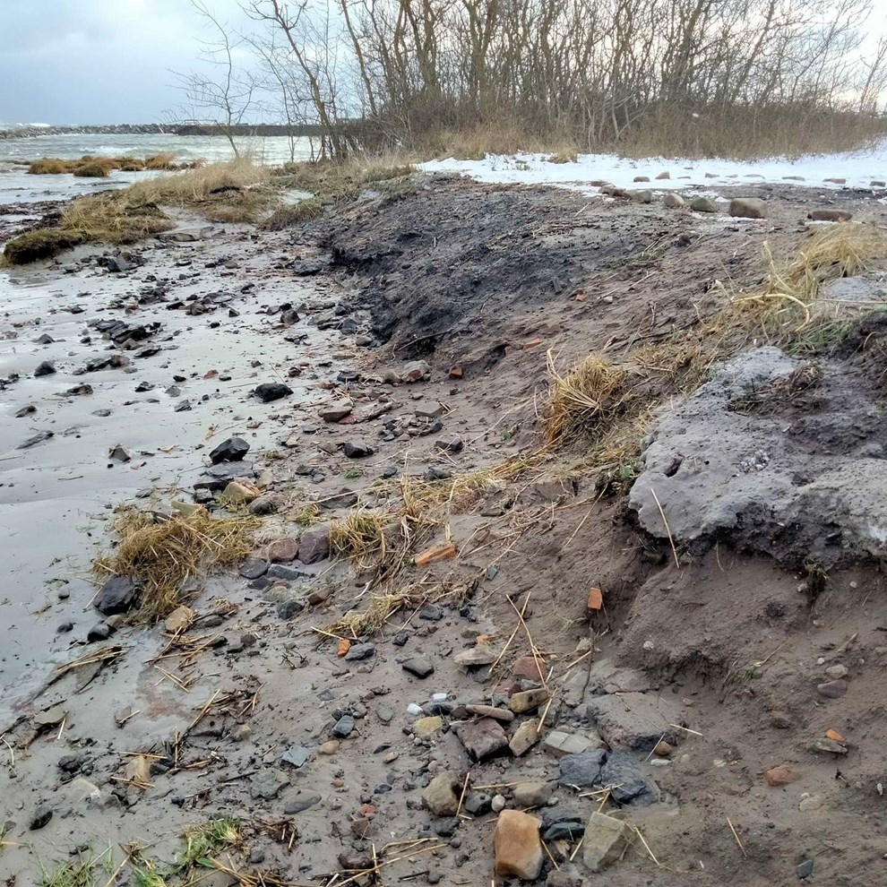 Kemisk affald skyller i havet fra Snogeb�k Havn