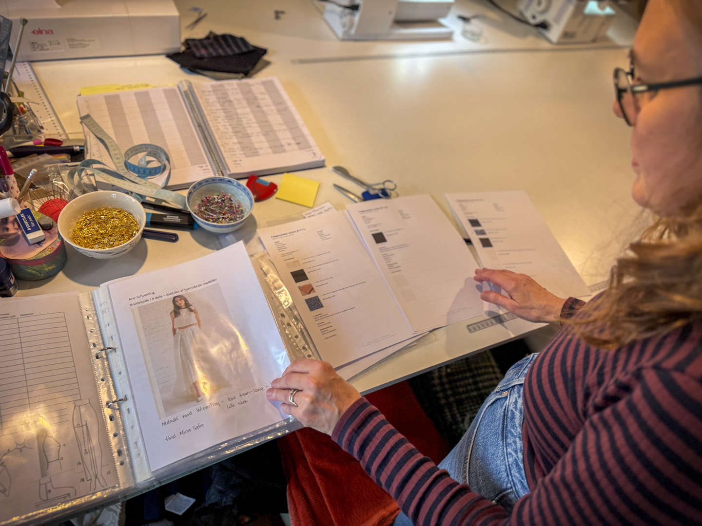 En brudekjole hos Sypaian kan koste mellem 750 og 3.000 kroner. Det afhænger af detaljegraden, og dermed hvor lang tid hun skal bruge på at lave den. Men også om man selv kommer med stoffet, der skal bruges, eller om man køber det af Sypaian.