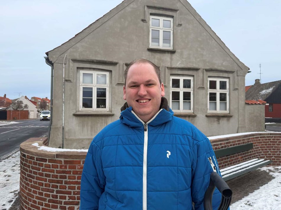 Daniel hj�lper �ldre med snerydning. Nu er han r�rt til t�rer
