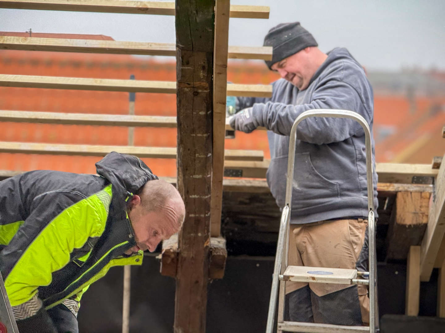 Siden byggetilladelsen kom i hus i august, har håndværkerne arbejdet på at gøre det 380 kvadratmeter store hus klar til brug.