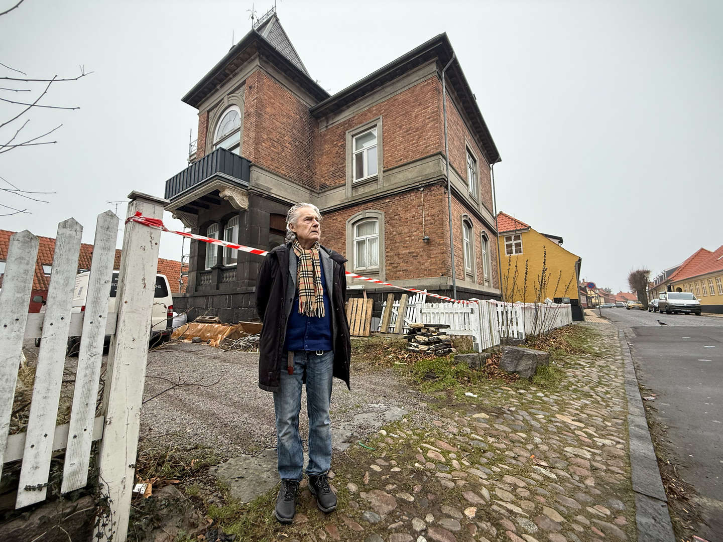 Det slidte hus trænger til en kærlig hånd, så Carsten West forventer, at vi skal helt hen til sensommeren, før de første hotelgæster kan tjekke ind.
