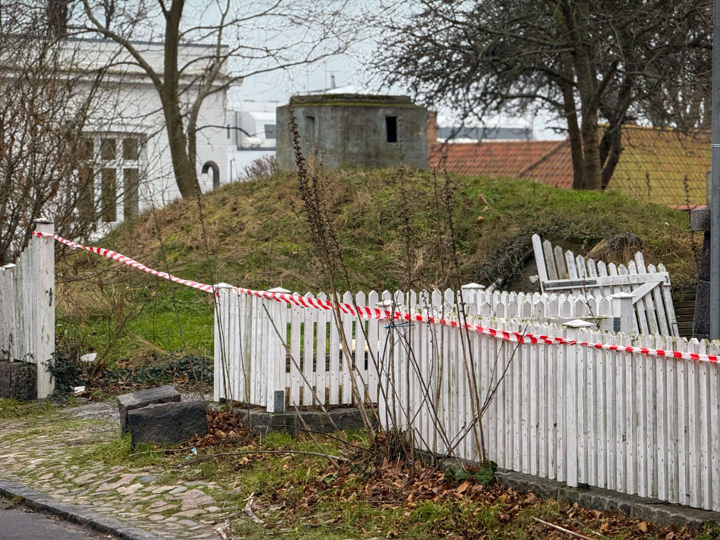 Beliggenheden emmer af historie. På grunden er der sågar en bunker fra 2. verdenskrig.