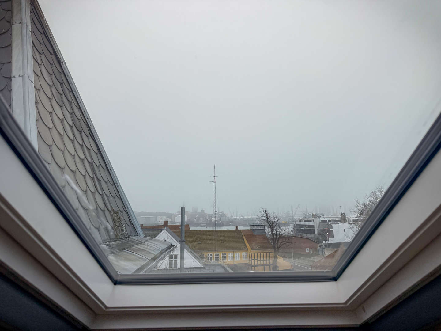Ud af de nye veluxvinduer på andensalen er der udsigt til Rønne Havn.