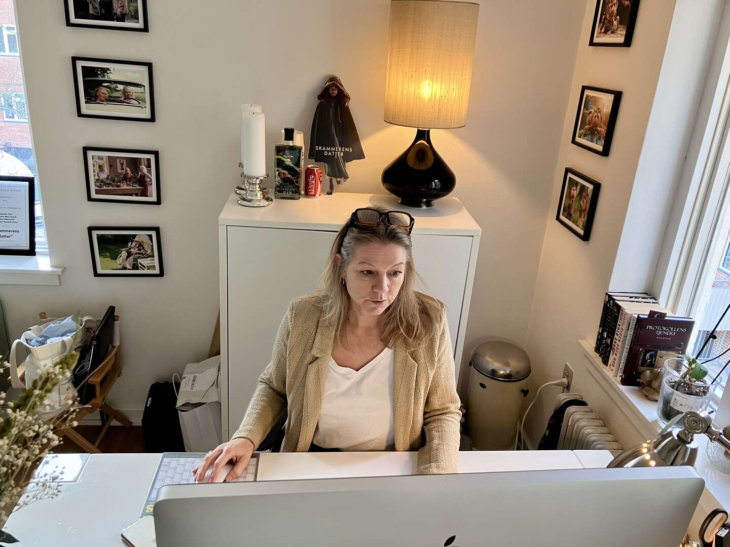 Nina Lyng ved sit skrivebord på Nepenthe Film på Frederiksberg. Foto: Torben Østergaard Møller