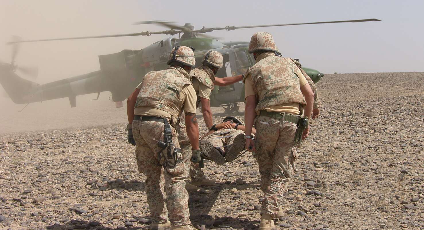 En såret dansk soldat bliver evakueret med helikopter.