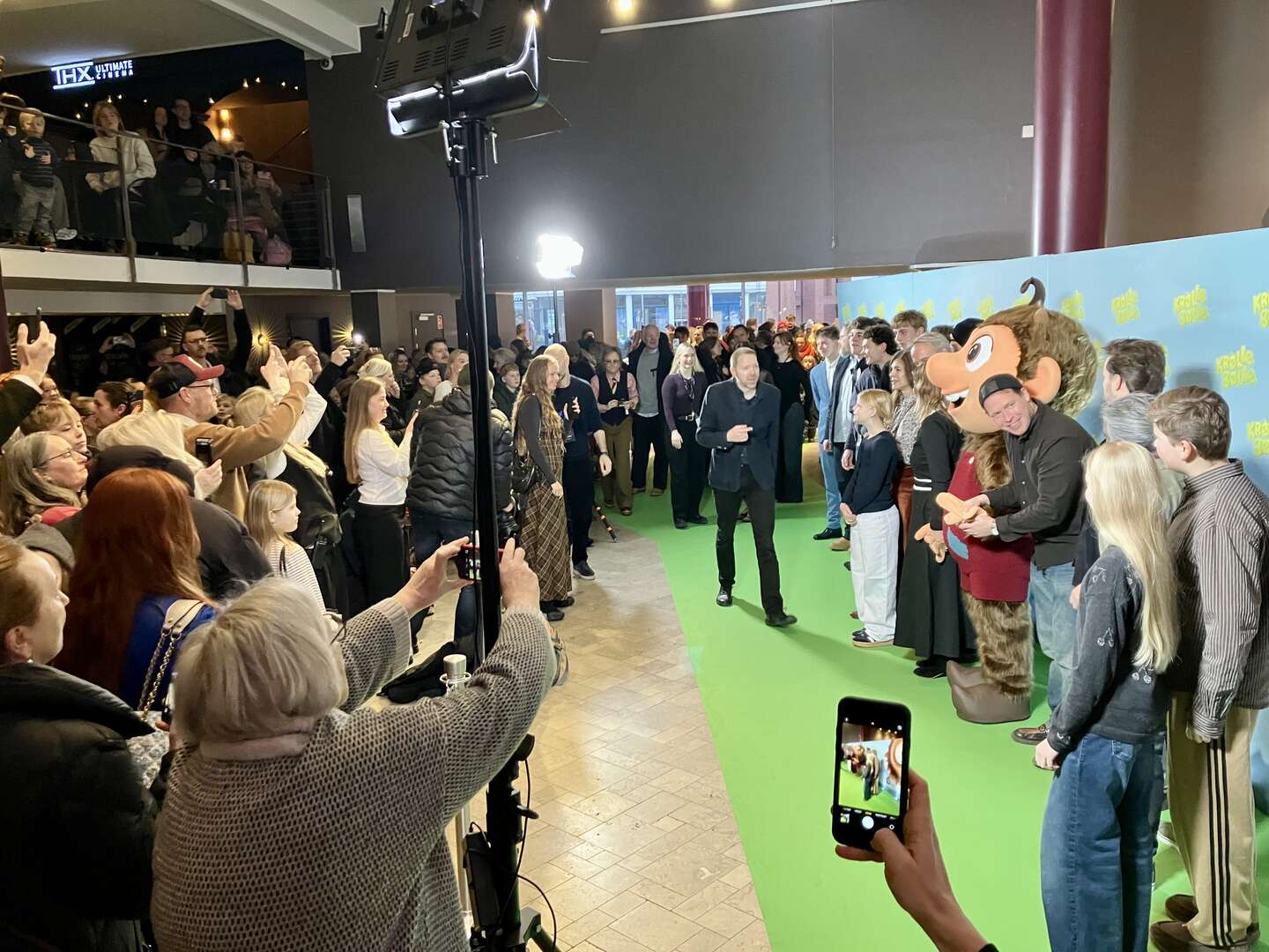 Filmens instruktør, Jan Rahbek, på vej til et blive fotograferet.