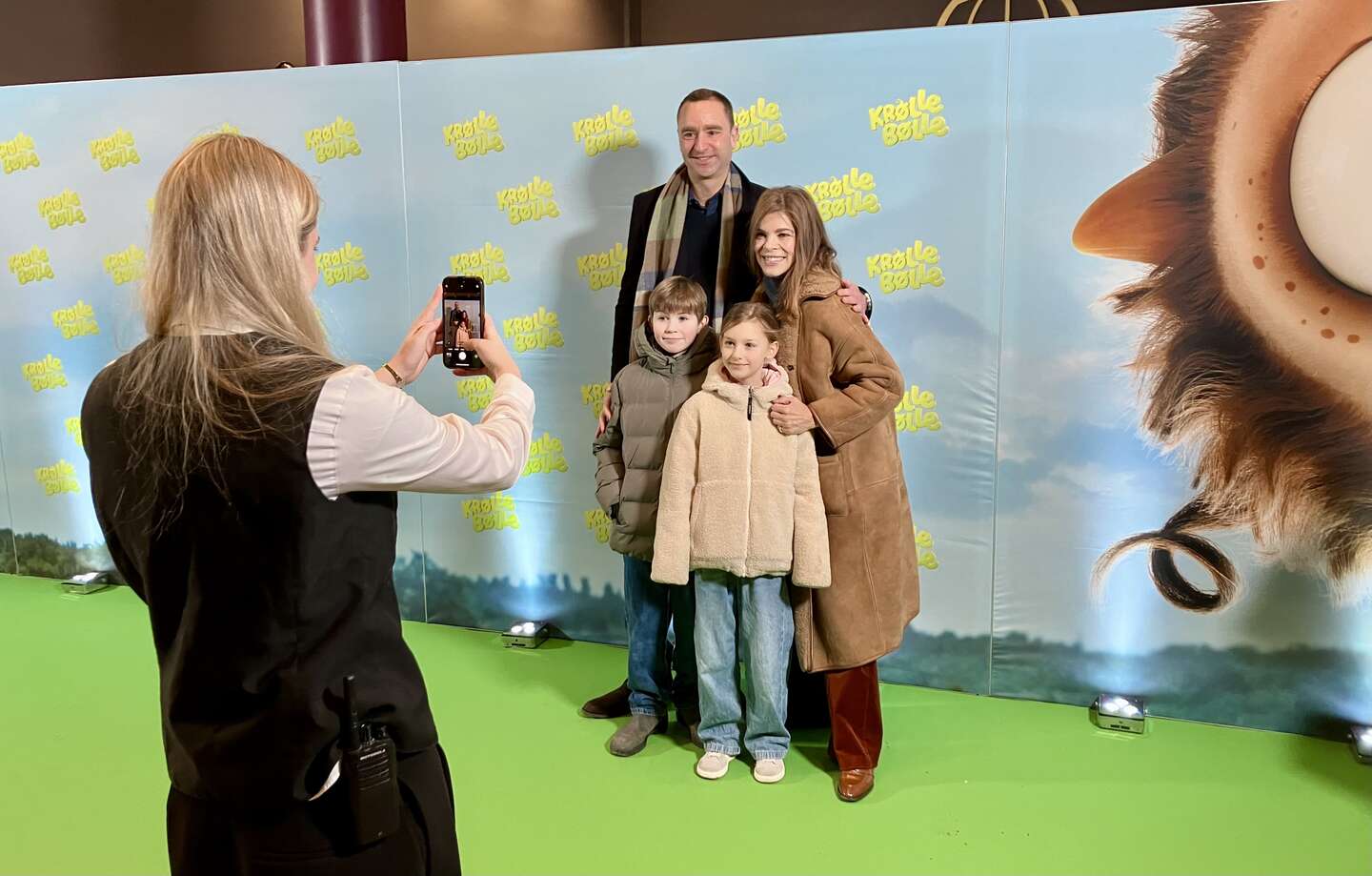 Ellen Hillingsø og familie fotograferes. Hun lægger stemme til moren i filmen.