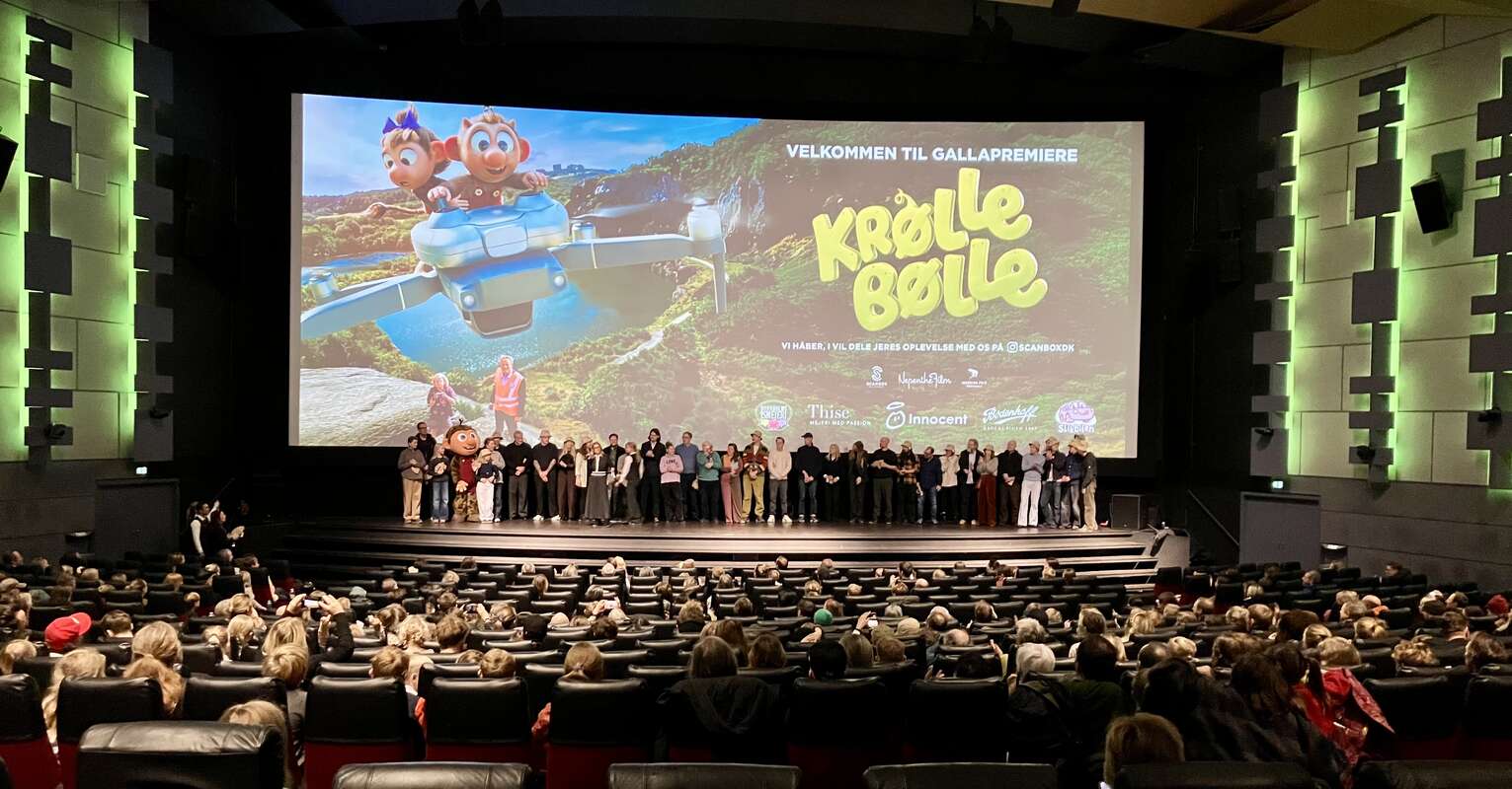 Efter visningen inviterede Nina Lyng en masse mennesker, som har bidraget til filmen, en tur på scenen.