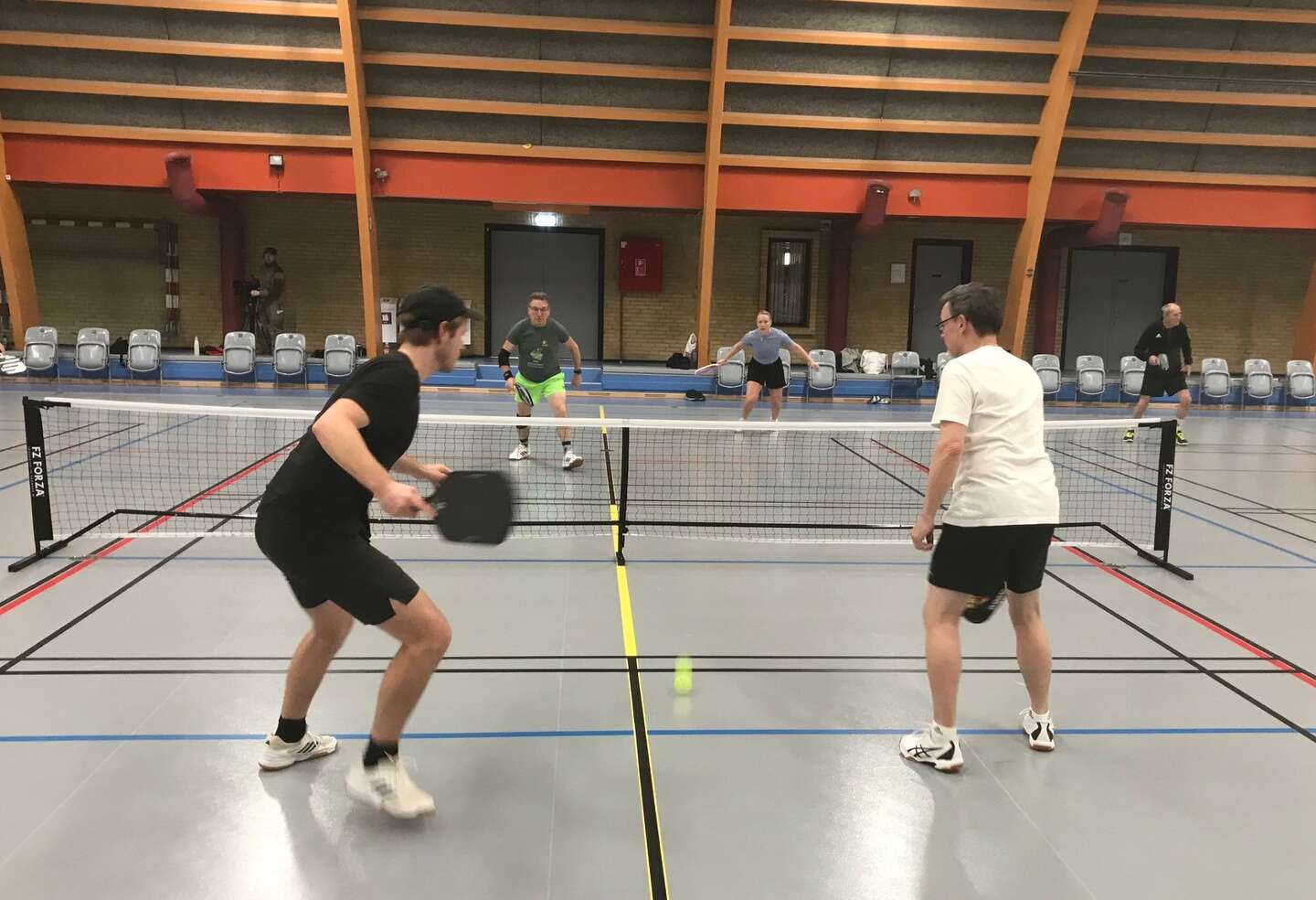 24 deltog i socialt pickleball-st�vne 