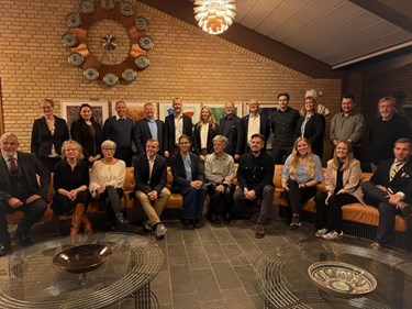 Nu m�des de for f�rste gang 