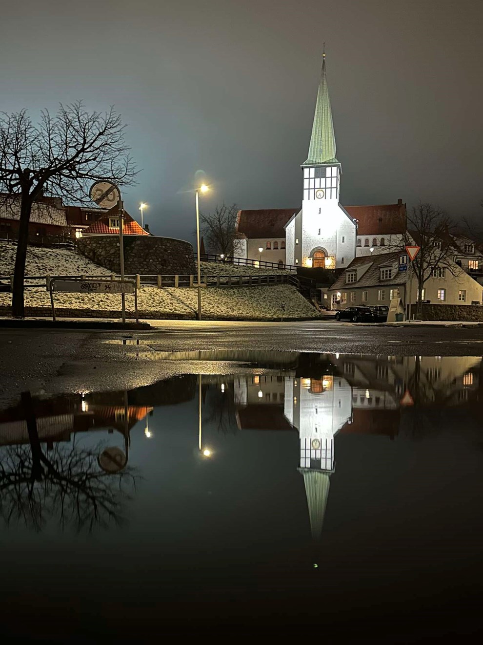 Dagens billede: Kirken i Rønne med spejlbillede i en vandpyt Dagens billede: Kirken i Rønne med spejlbillede i en vandpyt
