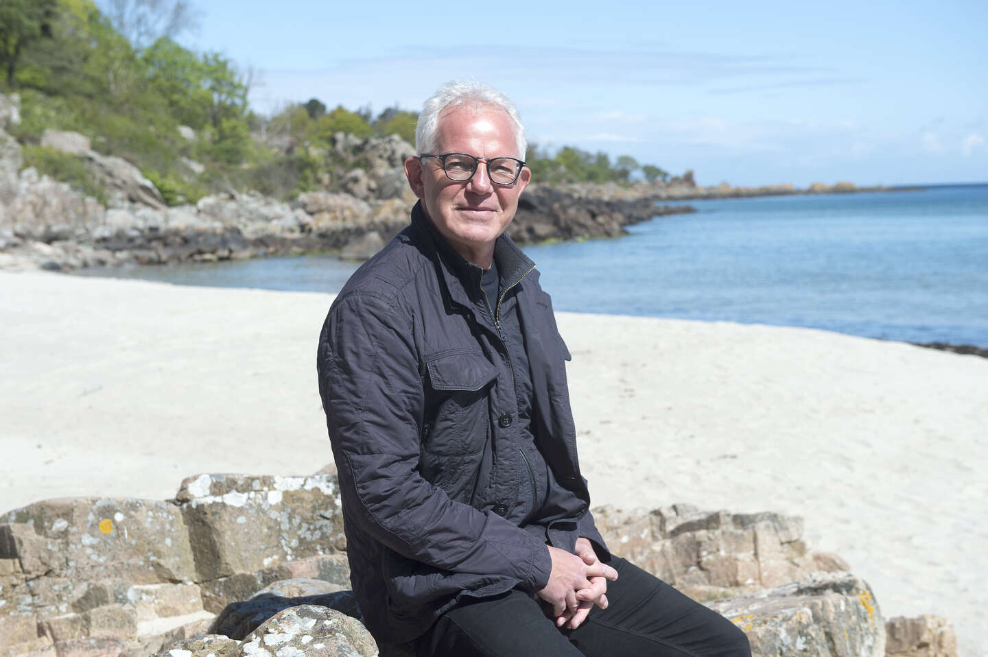 Han har delt millioner ud til lokalsamfundet