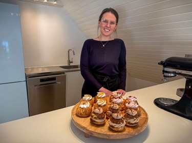 Julie s�lger kager p� bestilling: Nu dr�mmer hun om hel�rscaf�