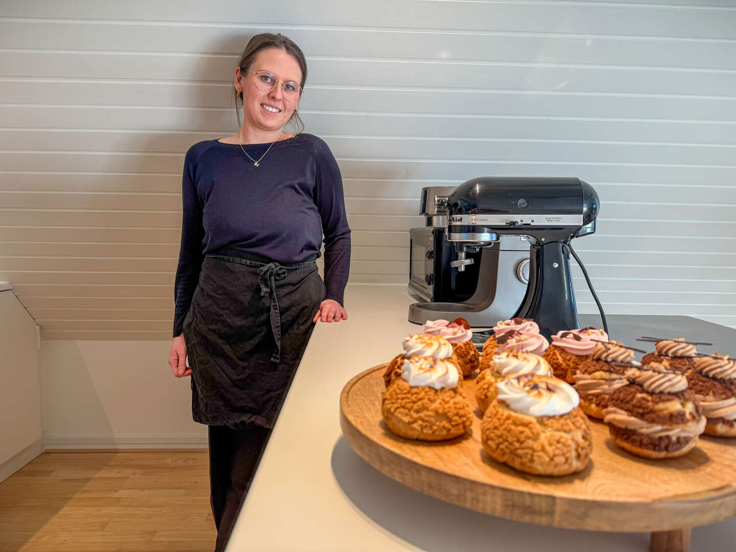 Kageværk har ikke nogen hjemmeside eller et moderne edb-system. – Jeg har mit eget lille system oppe i hovedet, og så skriver jeg også lidt ned. Jeg gør det på min egen måde, fortæller Julie Hjorth Hansen.