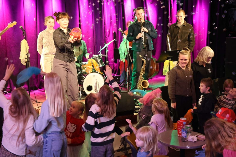 B�rn dansede i s�bebobler