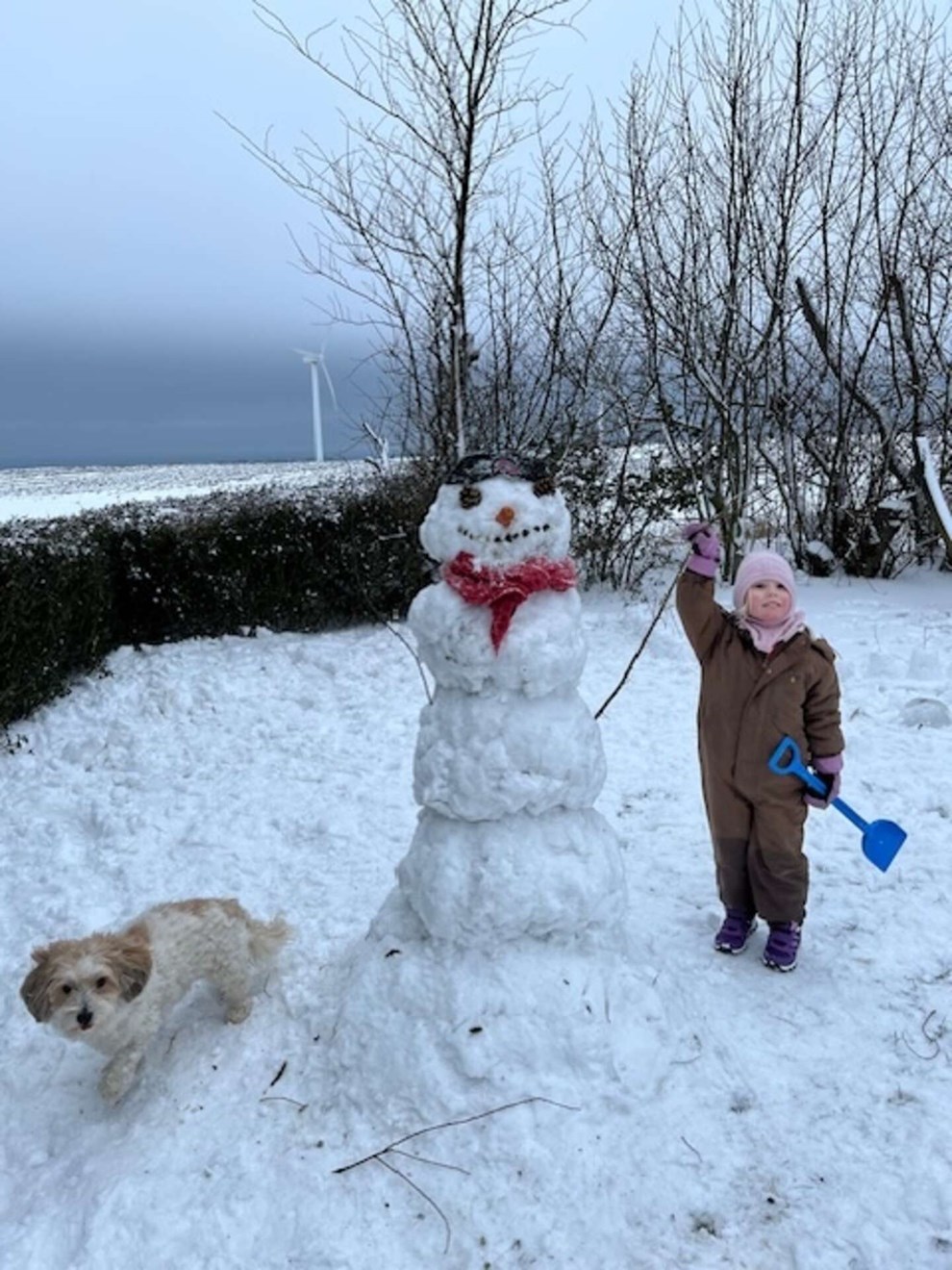 Dagens billede: Ida og Andy med deres store snemand