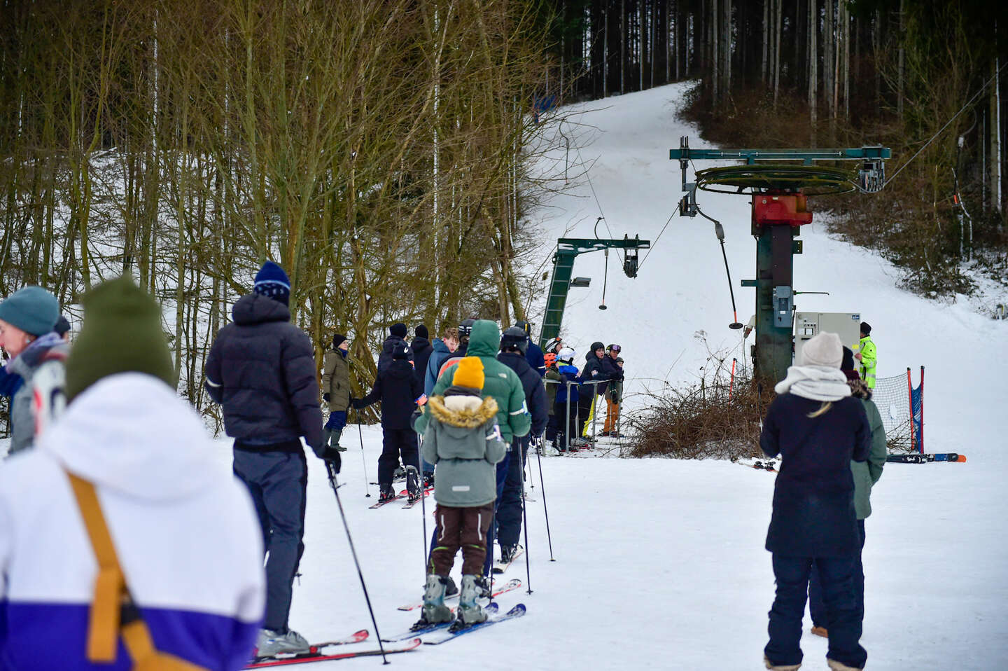 Skibakken fyldt med glade g�ster: Nu h�ber Ole p� flere kolde n�tter