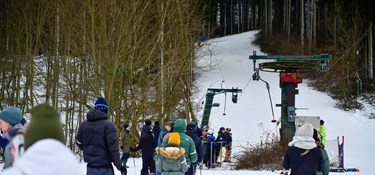 Skibakken fyldt med glade gæster: Nu håber Ole på flere kolde nætter