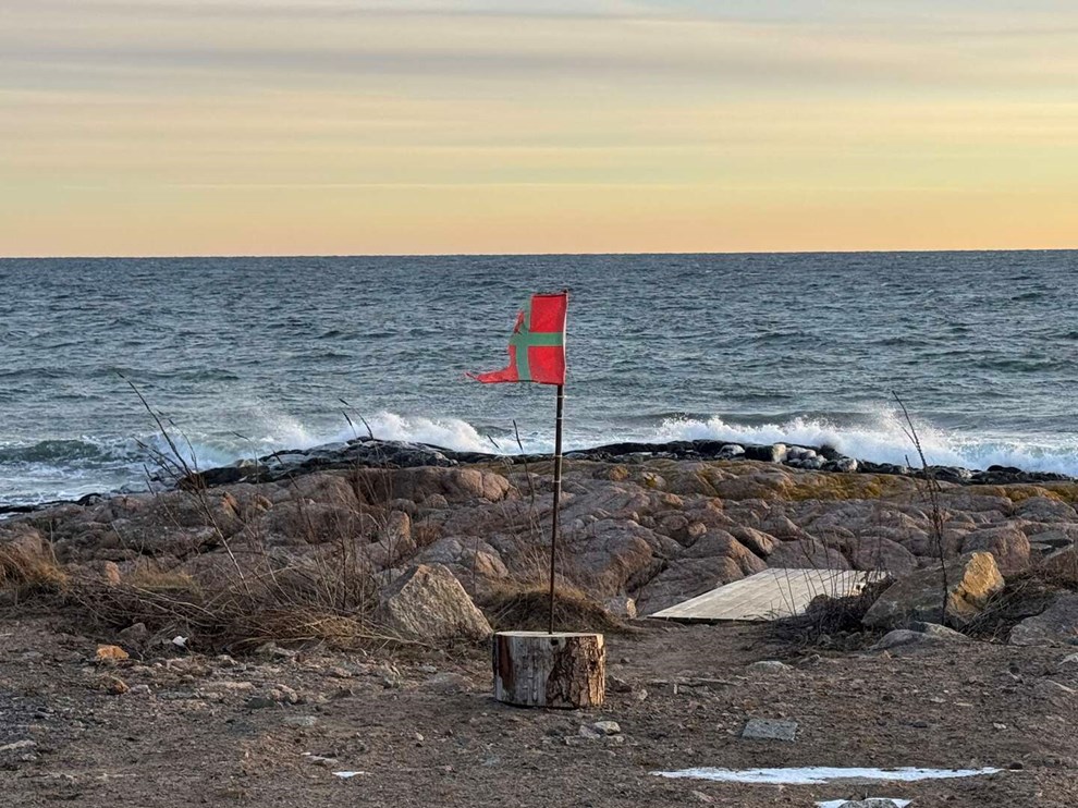 Dagens billede: Bornholmerflaget holder stand i strid vind og kulde