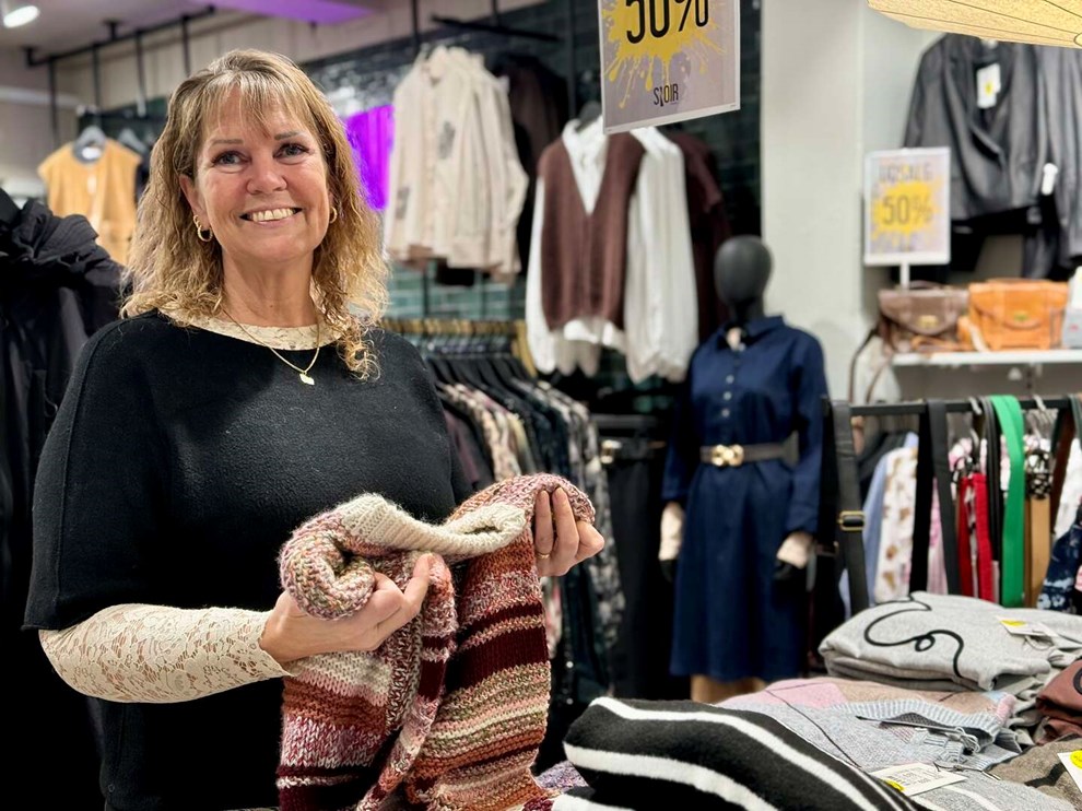 Linda s�tter en �re i at klare sig selv