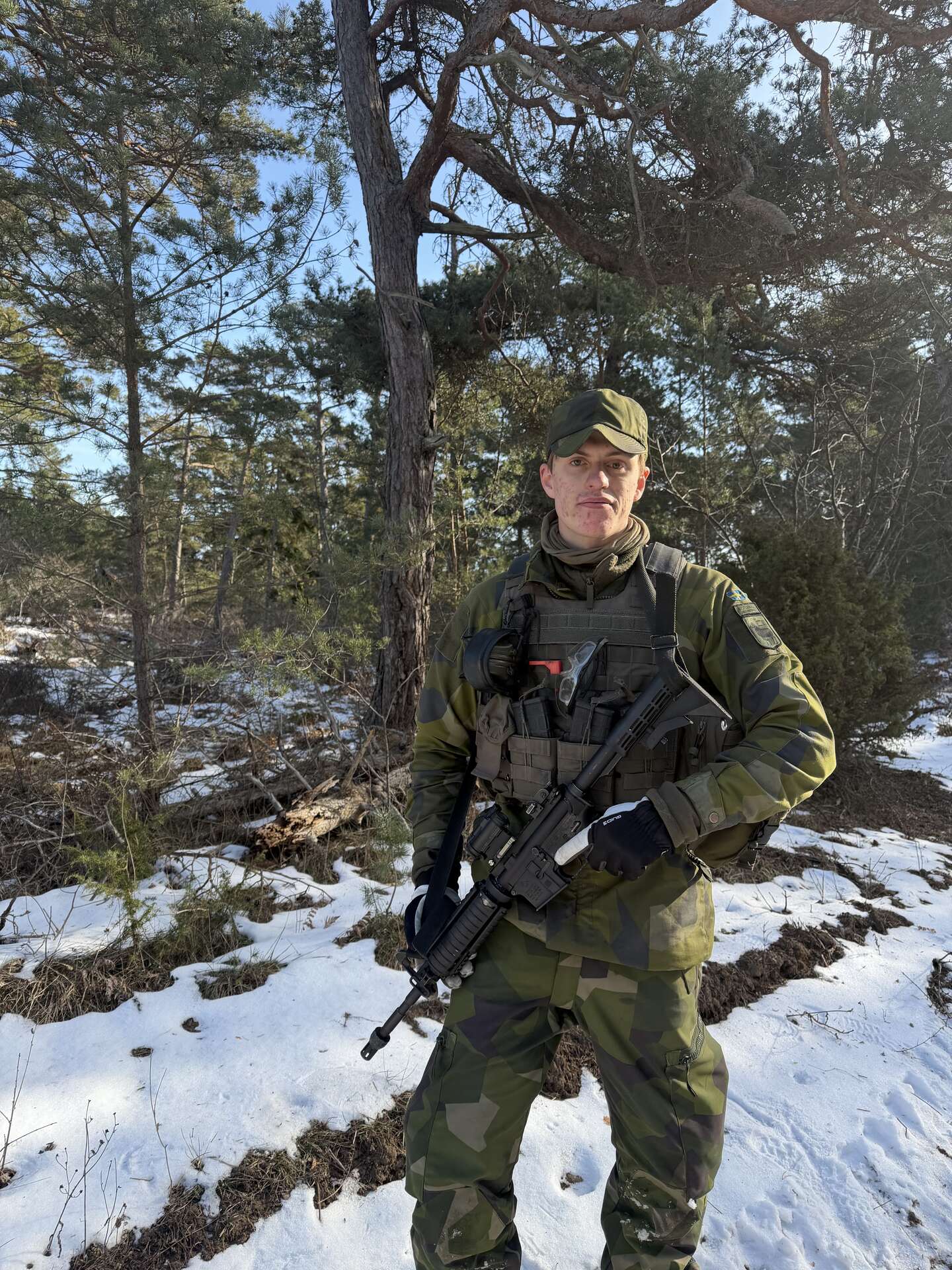 Elias Malmquist fra Stockholm har været værnepligtig soldat på Gotland siden august. Han ved, at Gotland ligger strategisk udsat, og i begyndelsen gjorde det ham "spændt". Men det er ikke længere noget, han tænker over i hverdagen. Foto: Olivia Emma Espersen.